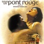 De l'eau tiède sous un pont rouge