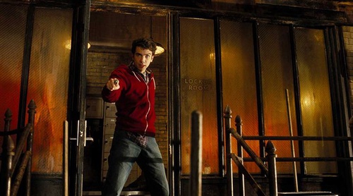jay baruchel pointant son dragon au doigt