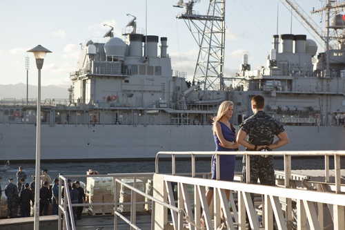 un-couple-devant-un-bateau-jpg