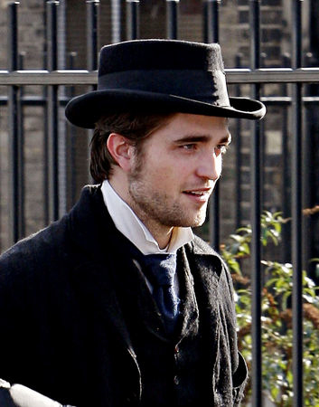 Robert Pattinson sur le tournage de Bel ami