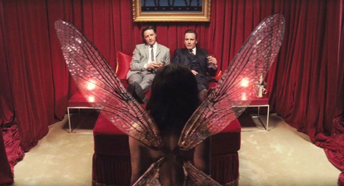 james mcavoy et michael fassbender dans une chambre
