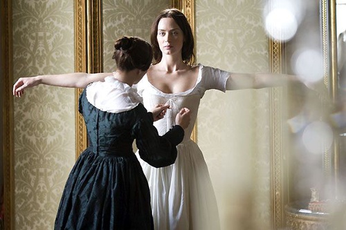 emily blunt se faisant habill  e