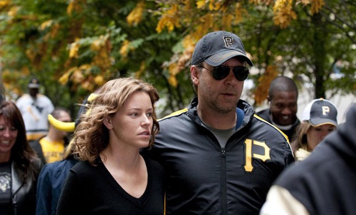 elizabeth banks a cot  de russell crowe