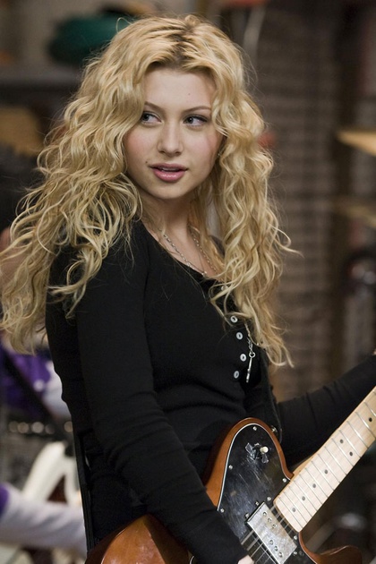 alyson michalka joue de la guitare
