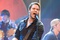 gaelan connell joue de la guitare