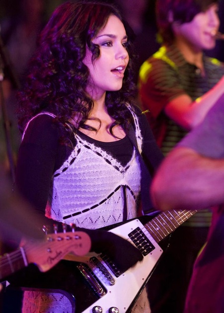vanessa hudgens joue de la guitare