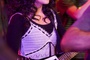 vanessa hudgens joue de la guitare