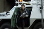 Sharlto Copley sort de la voiture