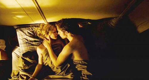 emilie de ravin au lit avec robert pattinson