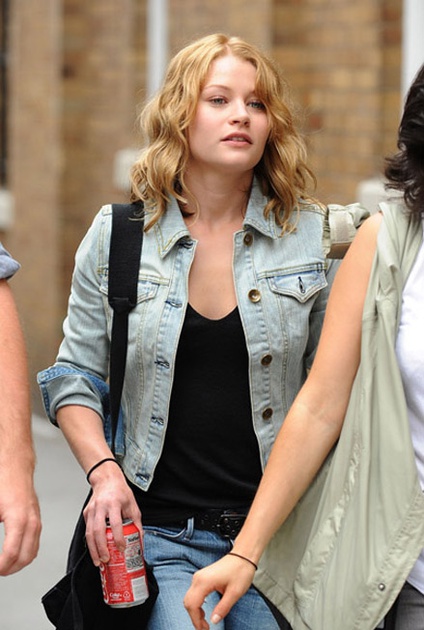 emilie de ravin et son coca