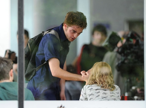 robbert pattinson emilie de ravin a la fac