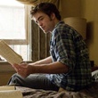 Robert Pattinson en pleine lecture