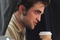 robert pattinson prend son cafe