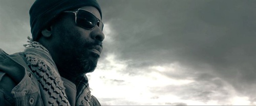 denzel washington devant un ciel gris
