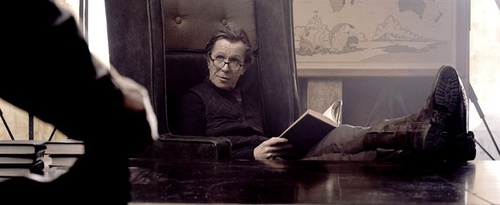 gary oldman sortant la tete de son livre