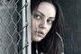 mila kunis enlevant ses lunettes