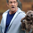 mel gibson montrant sa peluche