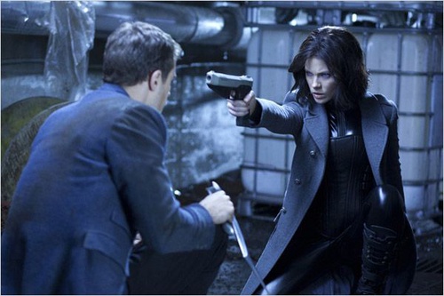 kate-becksinsale-en-plein-combat-jpg