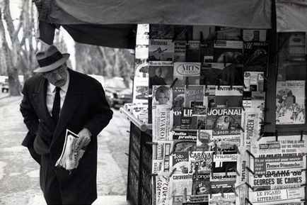 Lino Ventura achète un journal