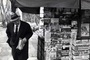 Lino Ventura achète un journal