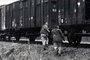 Lino Ventura court après le train