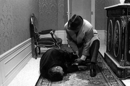 Lino Ventura découvre le cadavre
