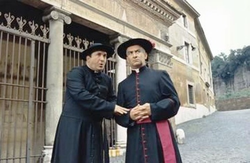 Louis de Funès déguisé en prêtre
