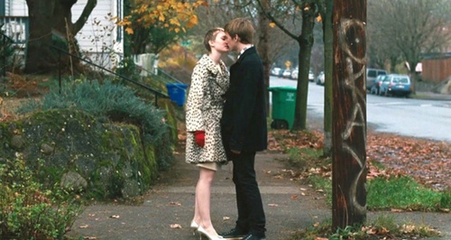 mia-wasikowska-embrassant-henry-hopper-jpg