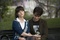 zooey deschanel et joseph gordon levitt assis sur un banc