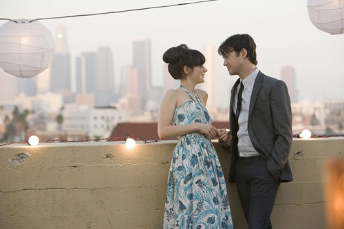 zooey deschanel et joseph gordon levitt sur un balcon