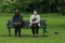 Brenda Blethyn et Sotigui Kouyate sur un banc