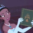 tiana regardant un livre