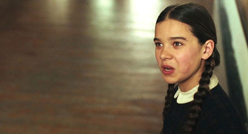 Hailee Steinfeld grimace