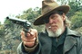 Jeff Bridges pointe un pistolet