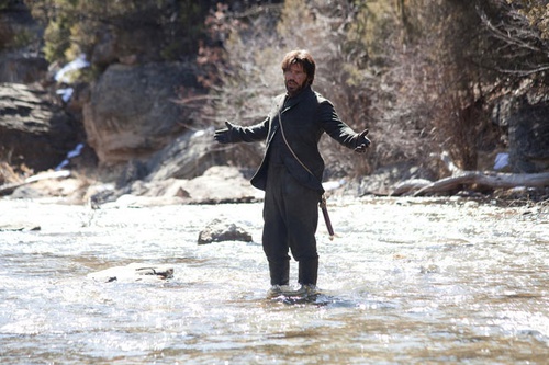 Josh Brolin dans la rivière