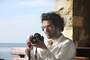 romain duris photographiant