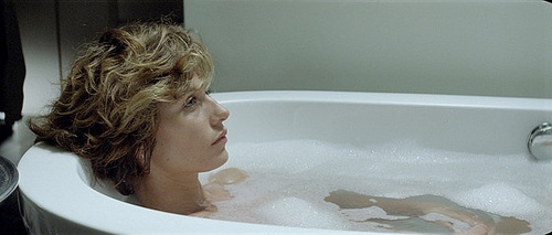 Cécile de France dans la baignoire