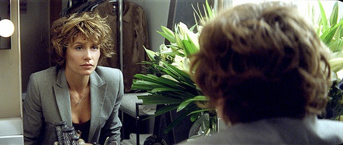 Cécile de France se regarde dans le miroir