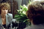 Cécile de France se regarde dans le miroir