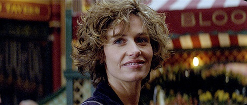 Cécile de France sourit
