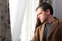 Matt Damon regarde à la fenetre