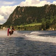 Yogi fait du ski nautique