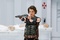 milla jovovich arme en main
