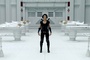 milla jovovich dans un laboratoire