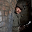 jude-law-fait-le-guet-sherlock-holmes-2-jpg