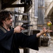 robert-downey-jr-s-entraine-avec-une-arme-sherlock-holmes-2-jeu-d-ombres-jpg