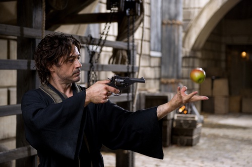 robert-downey-jr-s-entraine-avec-une-arme-sherlock-holmes-2-jeu-d-ombres-jpg