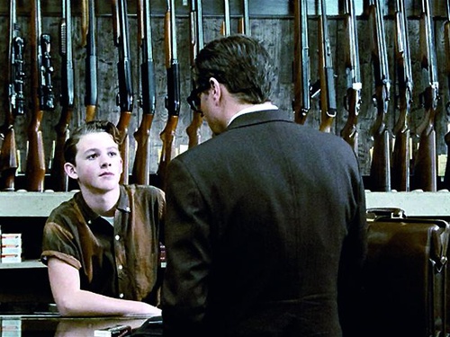 colin firth achetant une arme