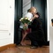 François-Xavier Demaison offre un bouquet de roses à Virginie Efira - La Chance de ma vie 