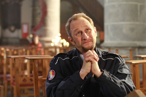 Benoit Poelvoorde prie à l'église